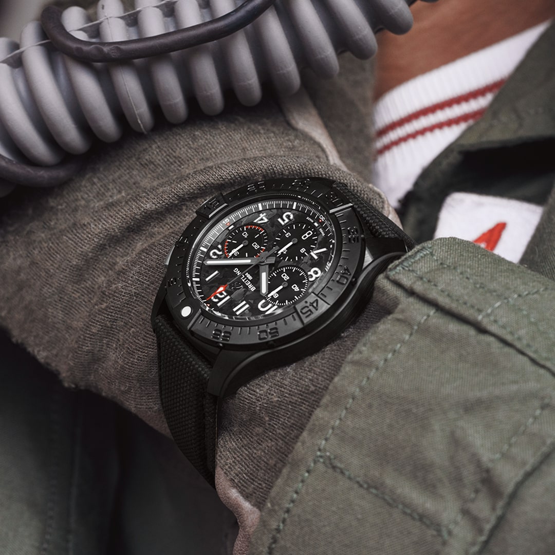Avenger B01 Chronograph 44 Night Mission - Kohlefaser Zifferblatt